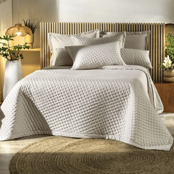 COLCHA QUEEN TOQUE ACETINADO BEGE AREIA